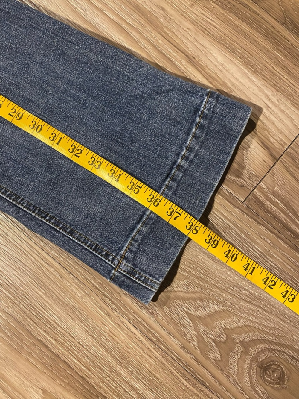 CAbi Women's Blue Flare Jeans Size 6 Low Rise - Picture 5 of 6